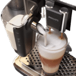 ماكينة تحضير الإسبريسو الأوتوماتيكية بالكامل 3200 من السلسلة EP3246/70 فيليبس، 5 إعدادات قهوة متخصصة، نظام لبن لاتيه جو - فضي وأسود - Image 2